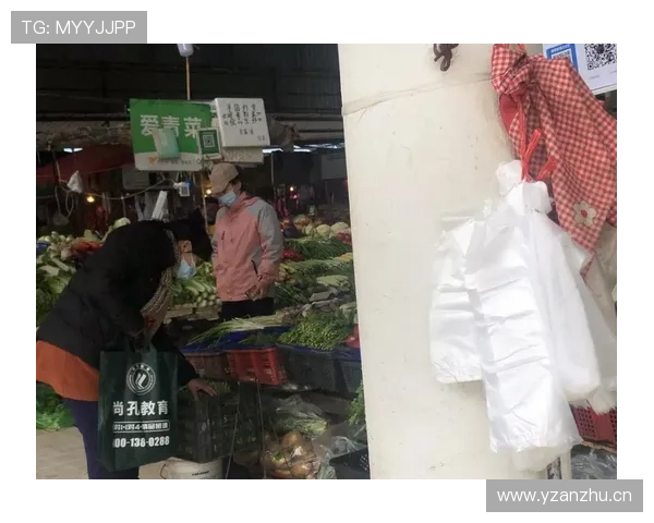 刚看到汪周雨拎着塑料袋去买菜，手腕那块表和包里的黑卡把菜摊老板看懵了，我尴尬笑了
